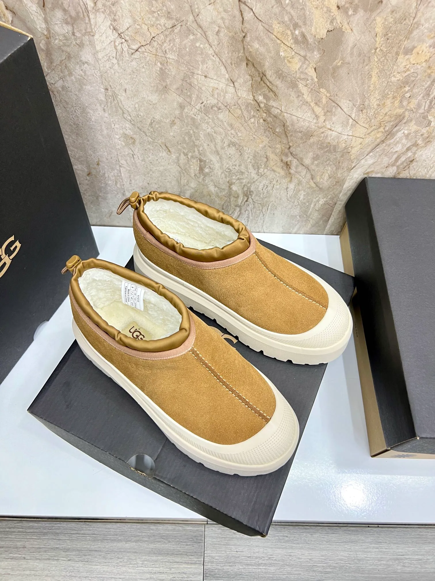 Men's men's shoes💰: 💰540💰Couple model👫 UGG Tasman Weather Hybrid one-second snow boots👢 Wang Yibo's same 👏 classic Tasman shoe is designed with environmentally friendly waterproof and snowproof material, which is both fashionable and functional. At the same time, it is paired with the new UGG Keen furry color-blocked jacket. Bright orange and maroon collide to create a new light outdoor style and open up a new travel experience in early autumn! Using the best materials, the 17mm fur-integrated surface is warmer and more breathable, and the outsole is upgraded to a lightweight and wear-resistant light wing technology outsole! Size: Women’s size 35-40 / Men’s size 38–44 (45 customized) Official website color